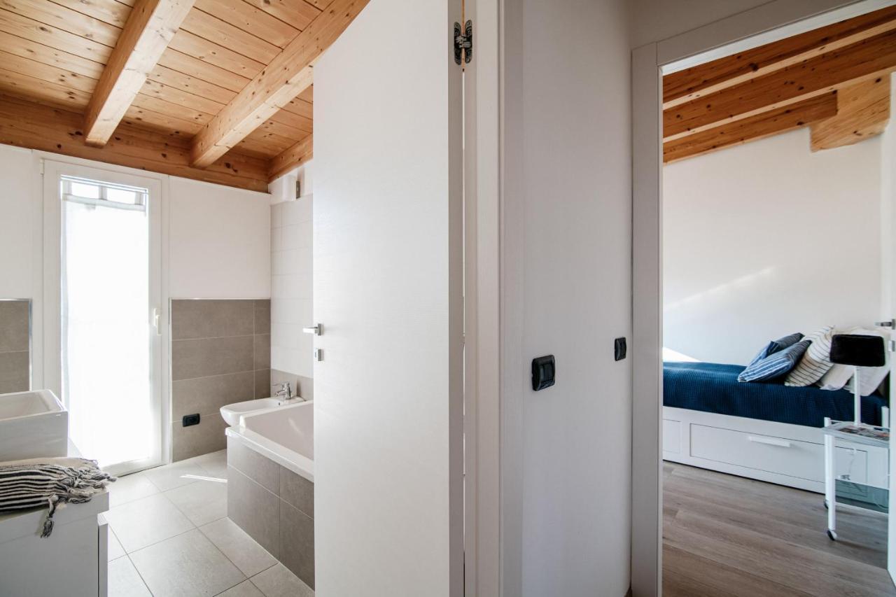 White Attic - By Myhomeincomo Camnago Volta Eksteriør bilde