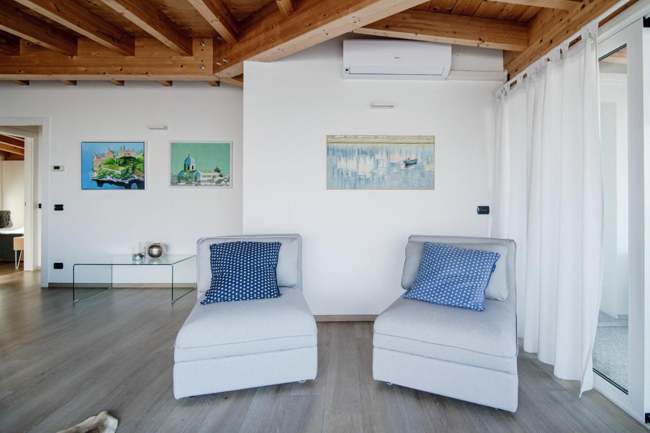 White Attic - By Myhomeincomo Camnago Volta Eksteriør bilde
