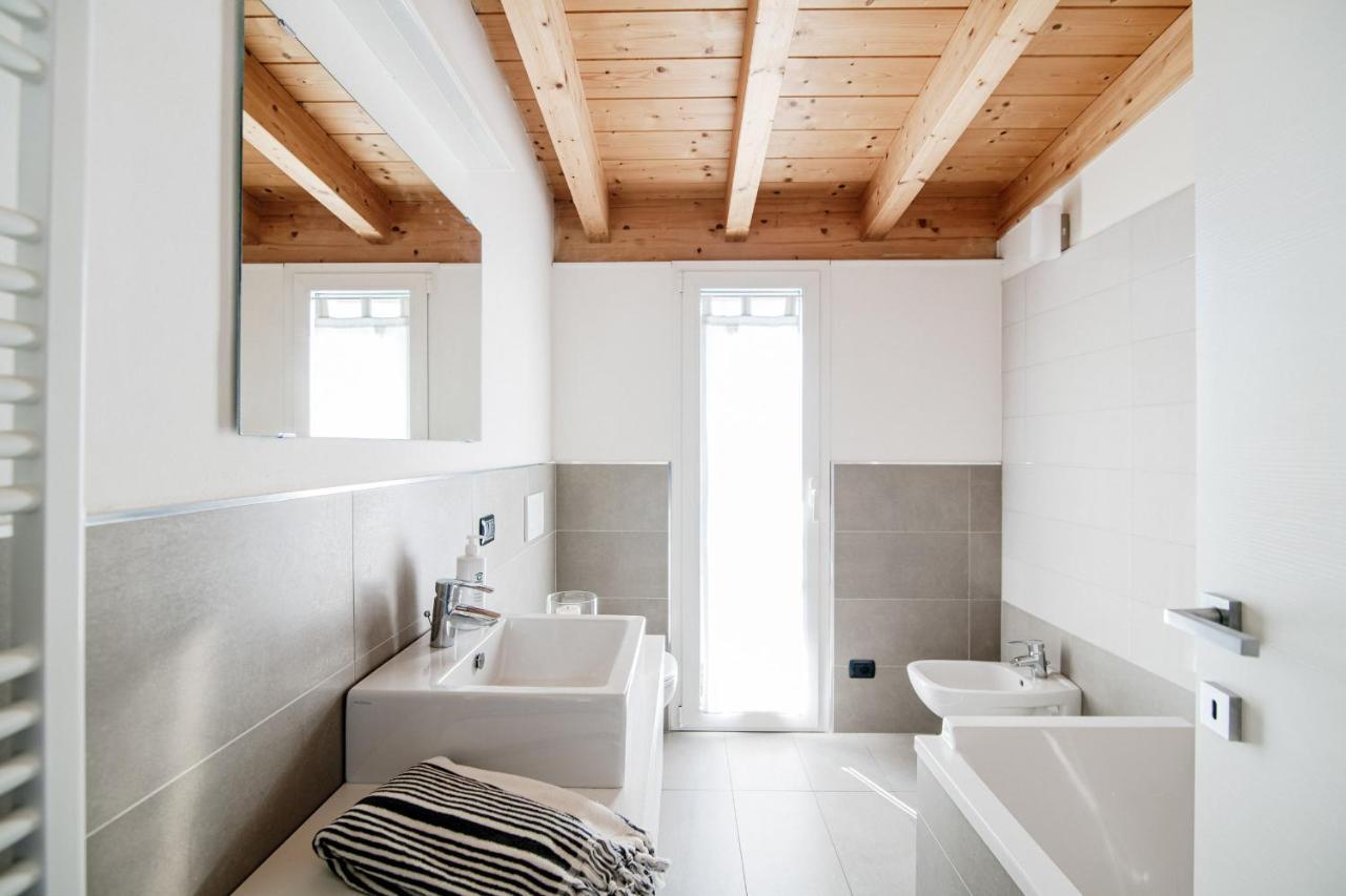 White Attic - By Myhomeincomo Camnago Volta Eksteriør bilde