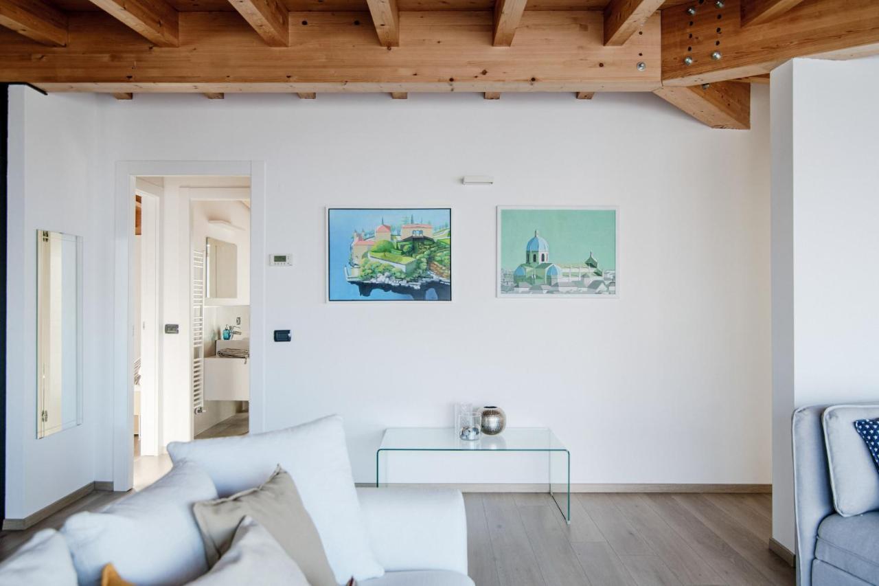 White Attic - By Myhomeincomo Camnago Volta Eksteriør bilde