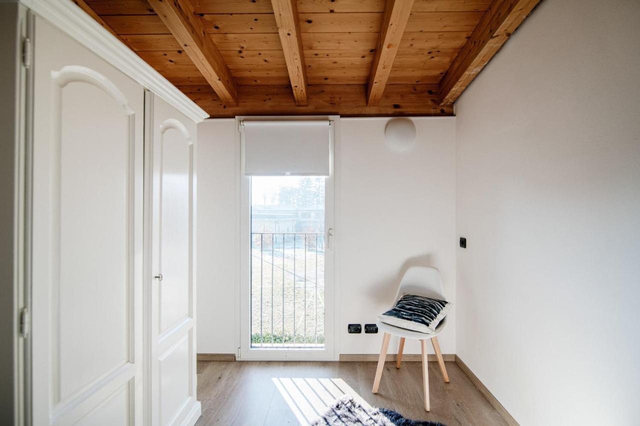 White Attic - By Myhomeincomo Camnago Volta Eksteriør bilde
